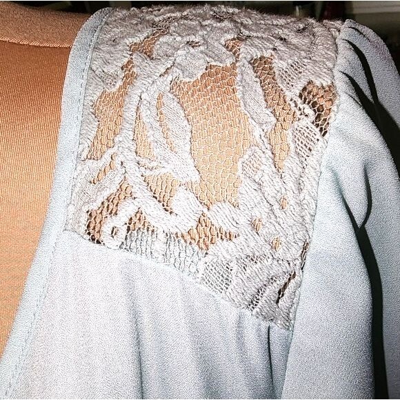 Torrid Mint Green Polyester and Lace Tulip Sleeve Blouse Plus Size 1X - Picture 3 of 13